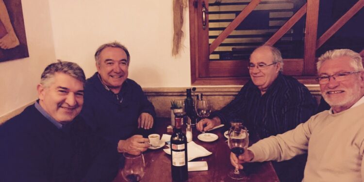 Joan Ramón, al fondo a la derecha de la imagen, junto a compañeros de partido