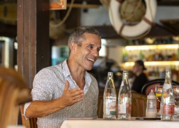 Jordi Cardona Baos, propietario de Sa Caleta, atiende a Noudiari en su restaurante. Fotos: Paco Natera