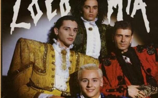 Manuel Arjona, en tonos dorados a la izquierda de la imagen. Foto promocional de la banda Locomía.
