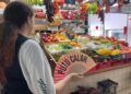 Una paradista del Mercat se abanica al calor del ambiente. Foto: Noudiari