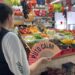 Una paradista del Mercat se abanica al calor del ambiente. Foto: Noudiari