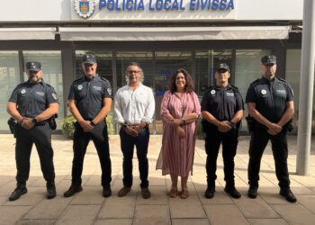 En la imagen, los tres oficiales junto al Alcalde de Ibiza, Rafael Triguero; la teniente alcalde Gema Marí y el Jefe de la Policía Local de Ibiza, Jose Luis Blanco.