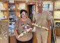 La comerciante Carolina Bonet y el edil Álex Minchiotti con las gafas homologadas que se repartirán en los comercios de Vila. Foto: Ayto. Ibiza