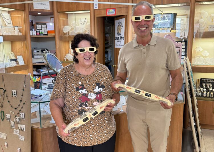 La comerciante Carolina Bonet y el edil Álex Minchiotti con las gafas homologadas que se repartirán en los comercios de Vila. Foto: Ayto. Ibiza