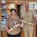 La comerciante Carolina Bonet y el edil Álex Minchiotti con las gafas homologadas que se repartirán en los comercios de Vila. Foto: Ayto. Ibiza