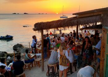 Una puesta de sol desde el Chiringuito Cala Escondida. Imagen: calaescondidaibiza.com