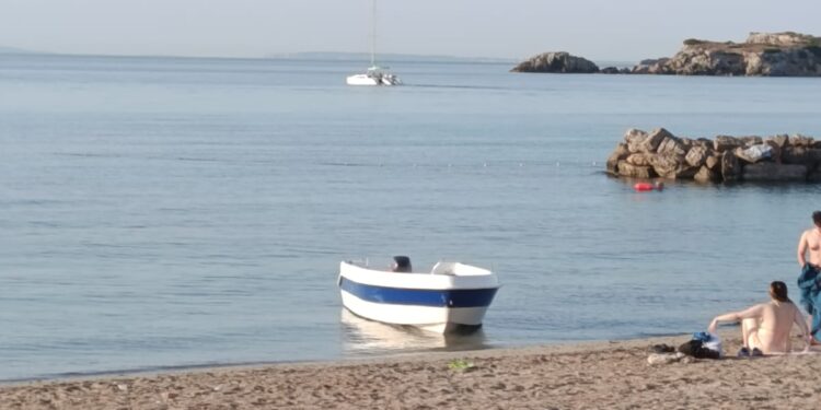 Patera abandonada esta mañana de jueves en la playa de Ses Figueretes y de la que han bajado dos hombres. Foto cedida a Noudiari.es