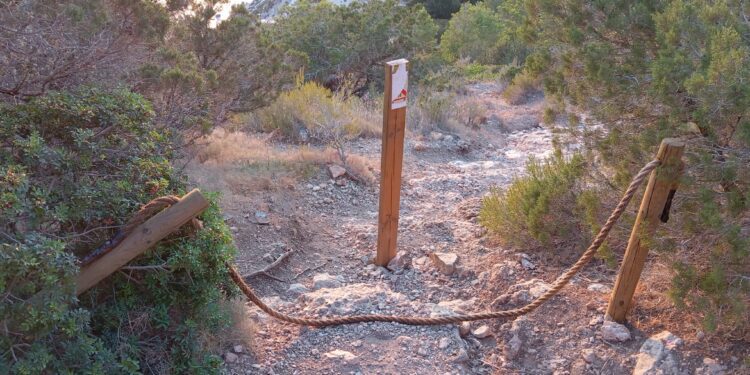 Las vallas y accesos están sufriendo periódicamente actos vandálicos por parte de gente que no respeta las señales de 'prohibido el paso'. Fotos Noudiari.es