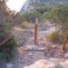 Las vallas y accesos están sufriendo periódicamente actos vandálicos por parte de gente que no respeta las señales de 'prohibido el paso'. Fotos Noudiari.es