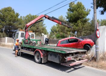 Grúas Ibiza retira el vehículo estampado por la zona de Can Guasch donde hubo otro siniestro recientemente.