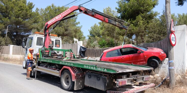 Grúas Ibiza retira el vehículo estampado por la zona de Can Guasch donde hubo otro siniestro recientemente.