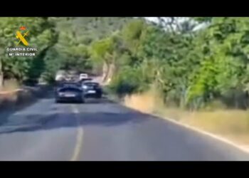 Captura de pantalla del video aportado por otro conductor, en el que puede verse al vehículo en cuestión realizar adelantamientos de gran riesgo. Imagen: Guardia Civil