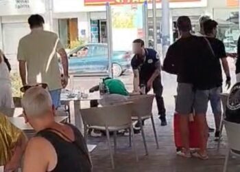 Un vigilante de seguridad y más personas intentan reducir a la mujer, en el suelo, tras protagonizar un altercado. Imagen cedida a Noudiari.es