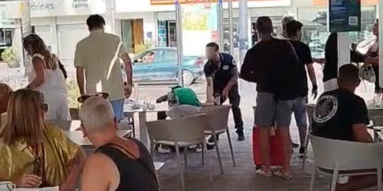 Un vigilante de seguridad y más personas intentan reducir a la mujer, en el suelo, tras protagonizar un altercado. Imagen cedida a Noudiari.es