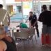 Un vigilante de seguridad y más personas intentan reducir a la mujer, en el suelo, tras protagonizar un altercado. Imagen cedida a Noudiari.es