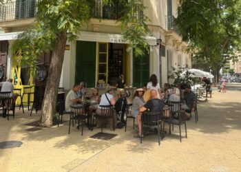 Una terraza al lado de la plaza del Parque. Foto Noudiari