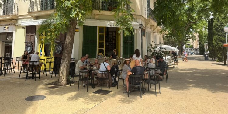 Una terraza al lado de la plaza del Parque. Foto Noudiari