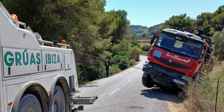 El camión quedó varado en mitad de una pendiente pronunciada en Sant Josep.