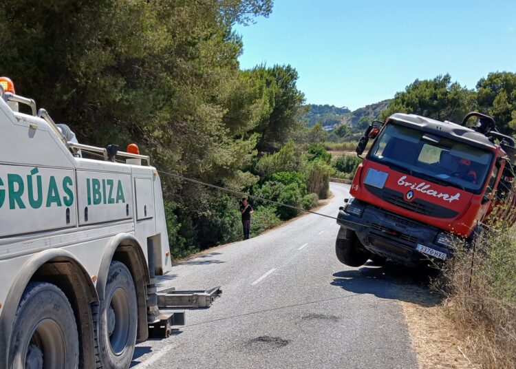 El camión quedó varado en mitad de una pendiente pronunciada en Sant Josep.