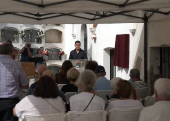 En la imagen, un momento del acto celebrado en el cementerio de ses Figueretes