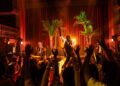 Arnelio, el cantante de la orquesta cubana Son de Cuba, se encargó de liderar el ambiente caribeño en el Teatro Pereyra durante la fiesta de apertura La Cucaracha.