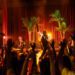 Arnelio, el cantante de la orquesta cubana Son de Cuba, se encargó de liderar el ambiente caribeño en el Teatro Pereyra durante la fiesta de apertura La Cucaracha.