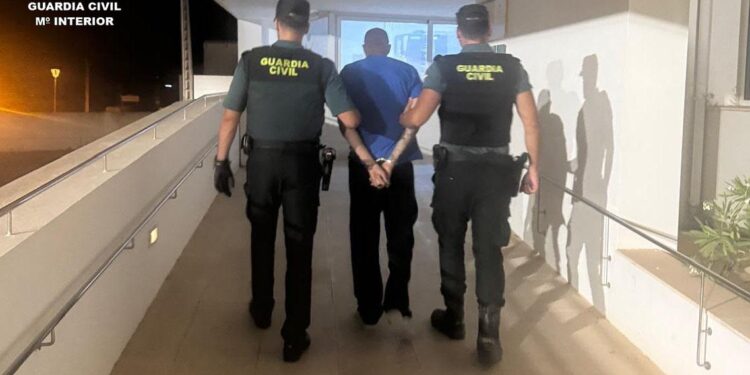 El detenido, de 39 años, había ejercido presuntamente diversos robos en la isla de Formentera. Foto: Guardia Civil