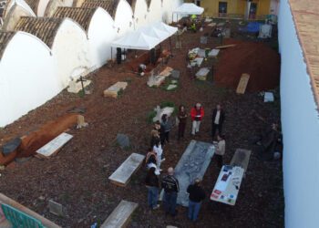 Imagen aérea en la que se aprecia uno de los esqueletos yacientes en el cementerio de Ibiza durante el último plan de Fosas (V). Foto: Caib