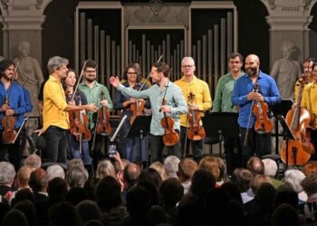 El violinista y director artístico de Ibiza Conciertos, Linus Roth, con la formación Johann Sebastian Rio Orchestra 