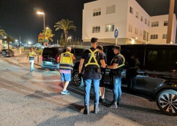 Imagen del control policial en la madrugada de este lunes en Ibiza. Foto: Ayuntamiento