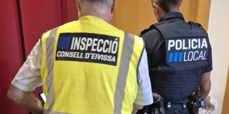 Imagen del operativo de control de alquiler turístico de la Policía Local de Ibiza.