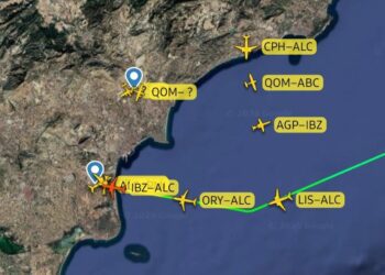 Imagen de FlightRadar24 que ubica con prioridad los vuelos de Ibiza y París hacia Alicante.