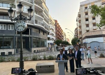 Imagen del nuevo reloj en la cabecera sur, en un momento de la inauguración. Foto: Ayto. Ibiza
