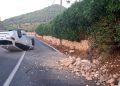 Imagen del vehículo volcado con las cuatro ruedas hacia arriba