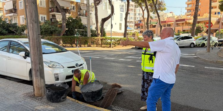Limpieza para prevenir que se acumule agua en imbornales en caso de tormentas.