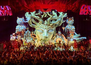 [UNVRS] en una fiesta de Elrow.