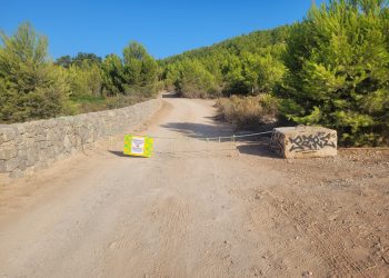 Imagen del cierre de acceso a la costa por parte de un particular en Sant Joan