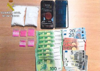 Drogas y dinero incautados. Fotografía de Guardia Civil