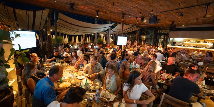 Restaurante durante la cena. Fotografía Fernando Valencia.