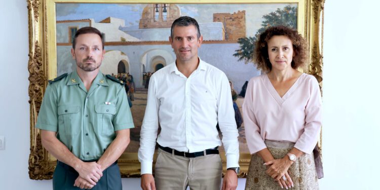 El alcalde de Sant Antoni de Portmany, Marcos Serra, y la primera teniente de alcalde y concejala de Seguridad Ciudadana, Neus Mateu, han recibido en el Ayuntamiento al nuevo Comandante del Puesto Principal de la Guardia Civil de Sant Antoni de Portmany, Fernando Gandía Sangil.
