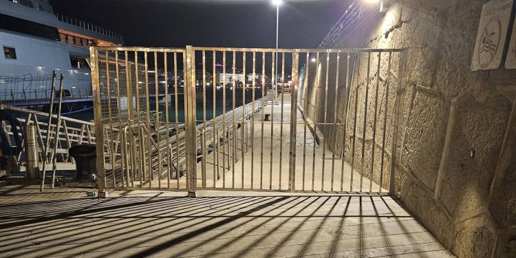 Imagen del cerramiento del paso inferior del muelle del Muro de Ibiza cedida a Noudiari.es por Vicent Ferrer Barbany.