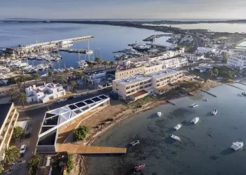 Imagen aérea del Club d’Esports Nàutics de Formentera, obra de Marià Castelló.