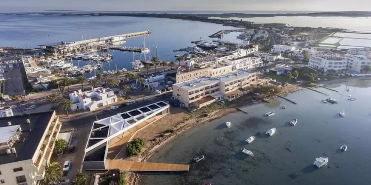 Imagen aérea del Club d’Esports Nàutics de Formentera, obra de Marià Castelló.