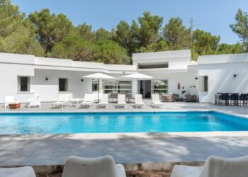 Una villa en Ibiza que se anuncia en Booking. Se trata de Can Drago y cuesta casi 10.000 euros por una noche.
