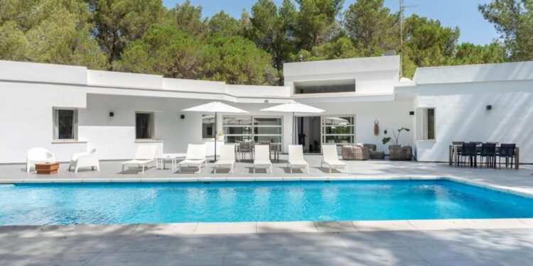 Una villa en Ibiza que se anuncia en Booking. Se trata de Can Drago y cuesta casi 10.000 euros por una noche.