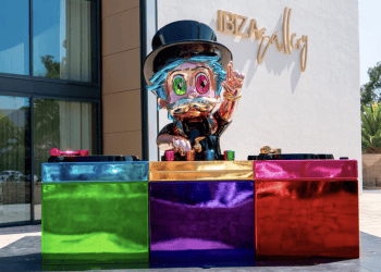 La escultura de Alec Monopoly en Ibiza Gallery