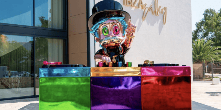La escultura de Alec Monopoly en Ibiza Gallery