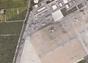 Vista del aeropuerto de Ibiza junto a la zona donde habrá infraestructuras, en la parte izquierda de la imagen. Google maps