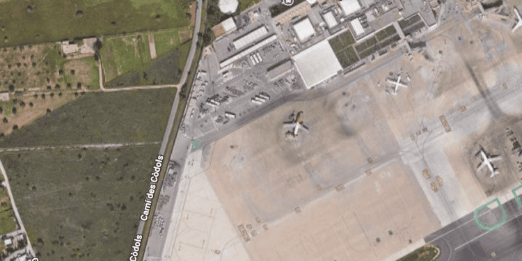 Vista del aeropuerto de Ibiza junto a la zona donde habrá infraestructuras, en la parte izquierda de la imagen. Google maps
