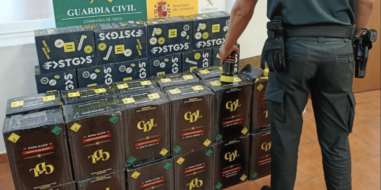 Arsenal de gas de la risa que llevaba en su vehículo.